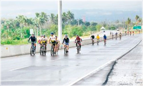 Ciclistas-pedalean-por-salud