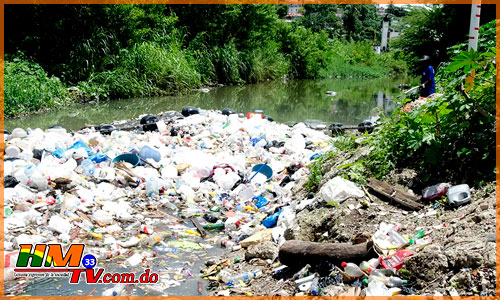 La basura diaria del río Ozama llena dos veces el Olímpico