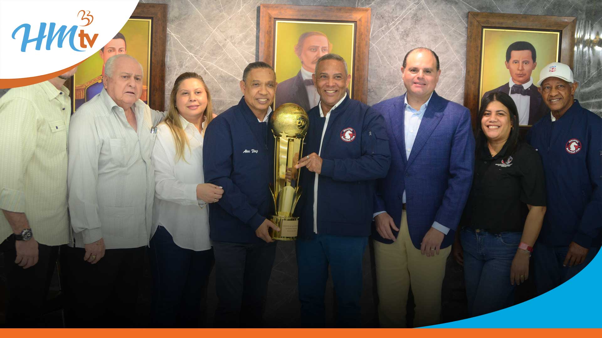 Franklin Romero y autoridades de SFM reciben la copa de los campeones de la LNB Gigantes de San Francisco