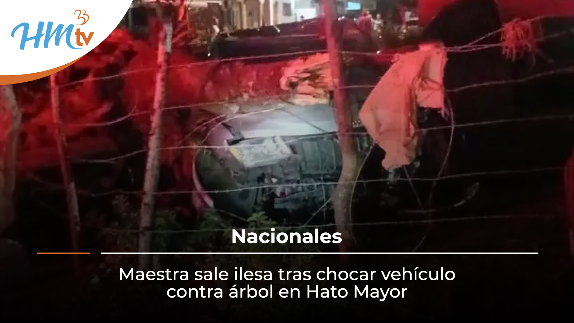 Maestra sale ilesa tras chocar vehículo contra árbol en Hato Mayor